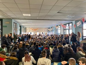 L'atrio della scuola "Tina Pesaro" affollato per l'evento
